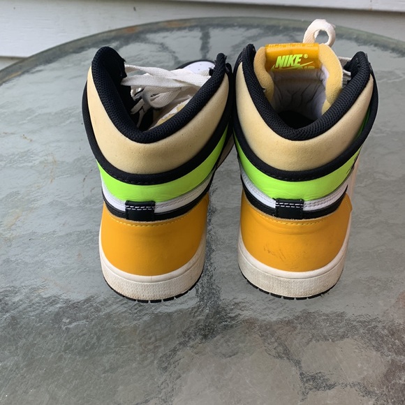 Jordan one retro high white black volt University gold size 8 1/2 - Picture 3 of 5
